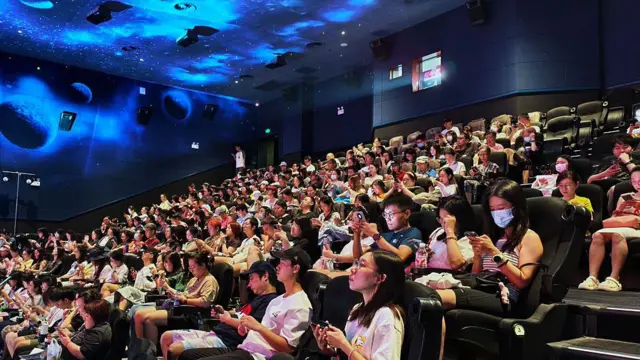 影院观众在观影前等候入场的热闹场景